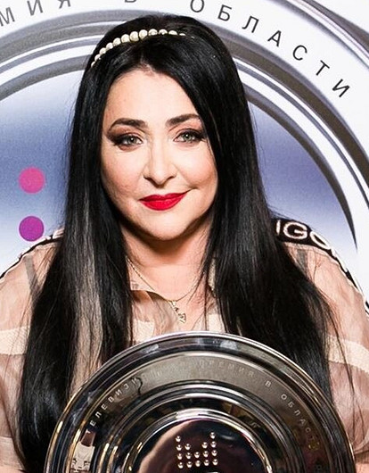 Лолита Милявская расплакалась во время исполнения песни «Городок» на Новой волне (видео)