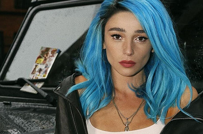 «Под цвет маникюра»: Настя Ивлеева купила Chevrolette Camaro неонового оттенка (видео)