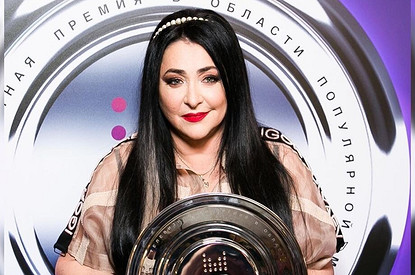 Лолита Милявская расплакалась во время исполнения песни «Городок» на Новой волне (видео)