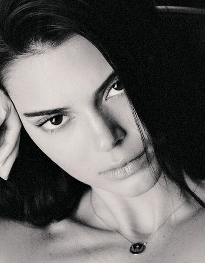 После обвинений в чрезмерной любви к ретуши Кендалл Дженнер сняла видео в купальнике