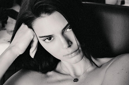 После обвинений в чрезмерной любви к ретуши Кендалл Дженнер сняла видео в купальнике