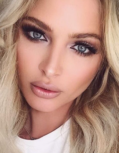 Алена Шишкова показала фигуру в купальнике