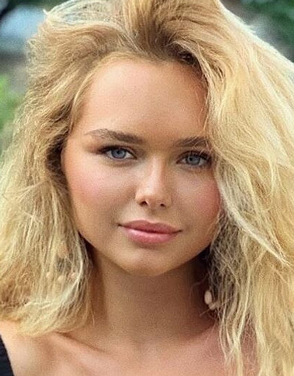 Стеша Маликова попрощалась с летом фотографией в купальнике