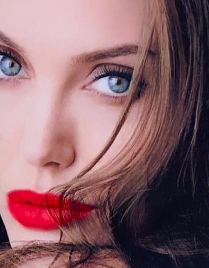 Анджелина Джоли снялась в новой рекламе парфюма полностью обнаженной