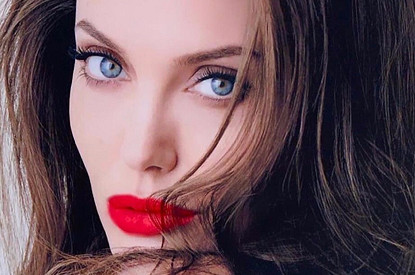 Анджелина Джоли снялась в новой рекламе парфюма полностью обнаженной