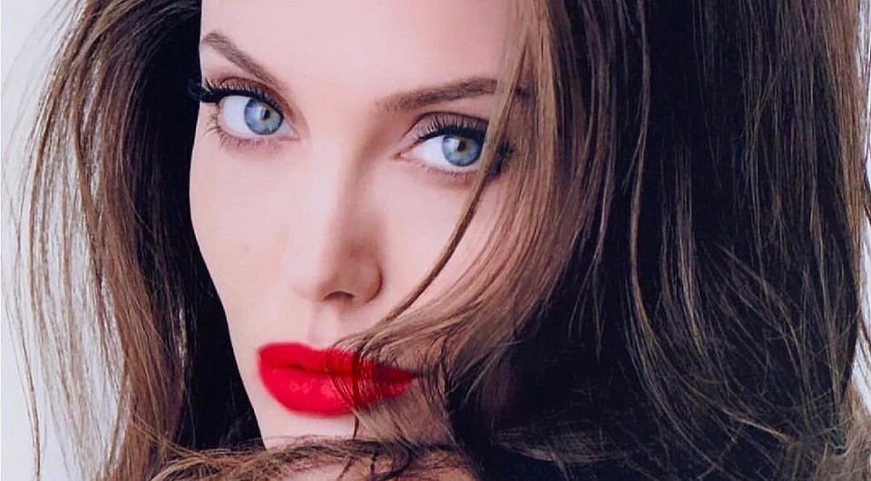 Анджелина Джоли снялась в новой рекламе парфюма полностью обнаженной