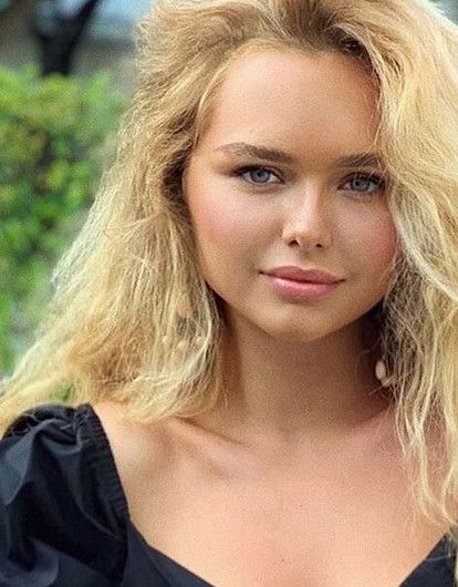 Стеша Маликова показала стройную фигуру в оранжевом бикини