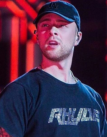 Егор Крид привлек к себе внимание, забравшись на капот Mercedes возле Красной площади