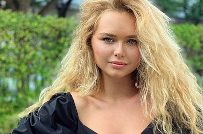 Стеша Маликова показала стройную фигуру в оранжевом бикини