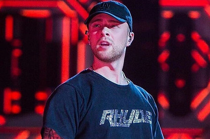 Егор Крид привлек к себе внимание, забравшись на капот Mercedes возле Красной площади