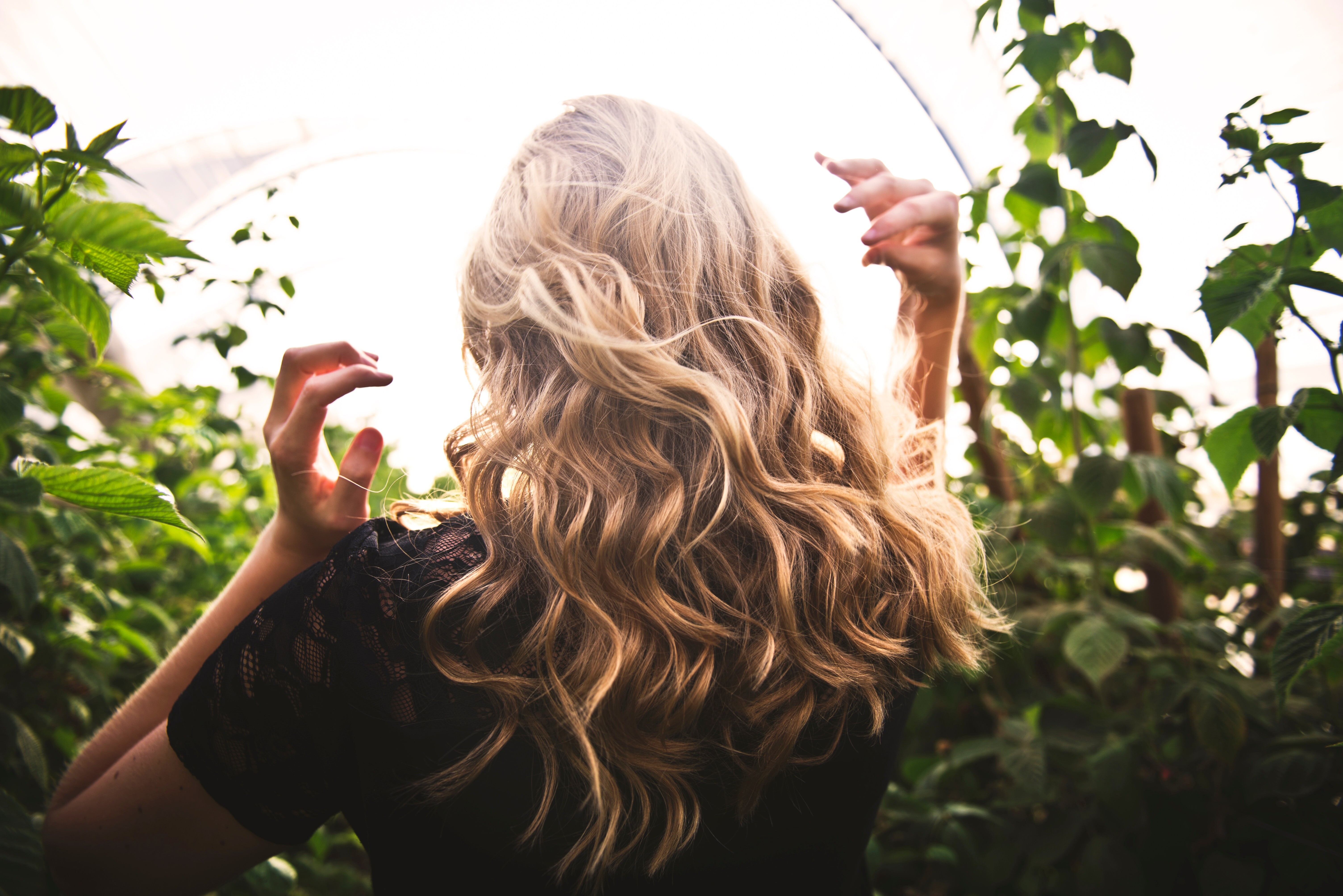 Выпадают волосы: причины и 8 реальных способов остановить это