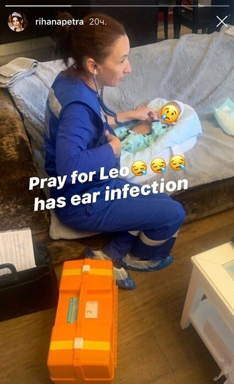 Прошлой ночью ребенку стало плохо. Воеводиной пришлось вызвать «скорую».«Молитесь за Лео. У него ушная инфекция», — написала Оксана в Instagram stories.