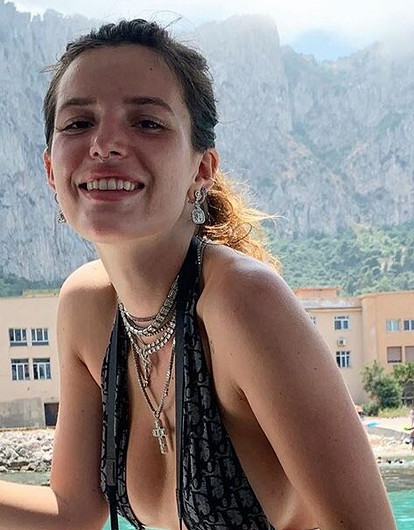 Белла Торн похвасталась стройной фигурой и любовью к фастфуду (точно ведьма)