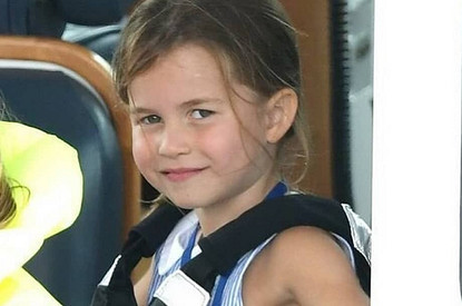 Принцесса Шарлотта ослушалась Кейт Миддлтон и вместо приветствия показала британцам язык (видео)