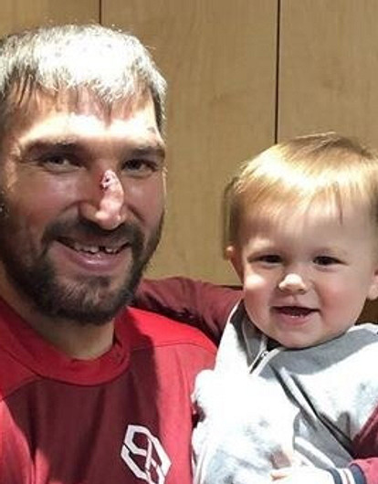 Александр Овечкин впервые взял годовалого сына на тренировку (видео)