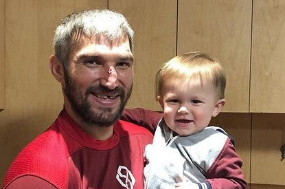 Александр Овечкин впервые взял годовалого сына на тренировку (видео)