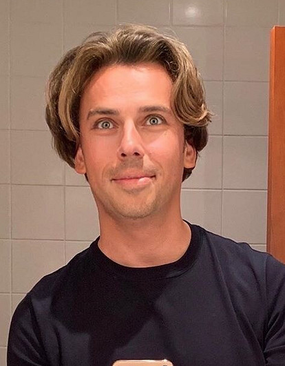 Максим Галкин разделся и сфотографировался на фоне ретромашины