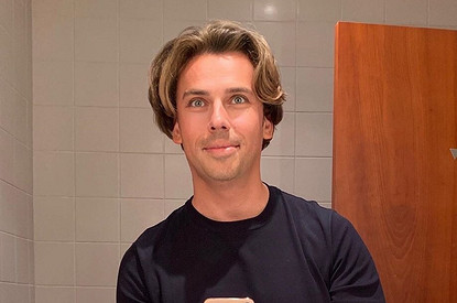 Максим Галкин разделся и сфотографировался на фоне ретромашины