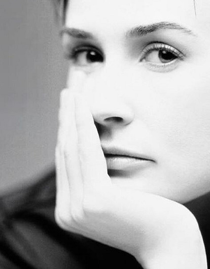 Деми Мур рассказала об изнасиловании и потере ребенка от Эштона Катчера