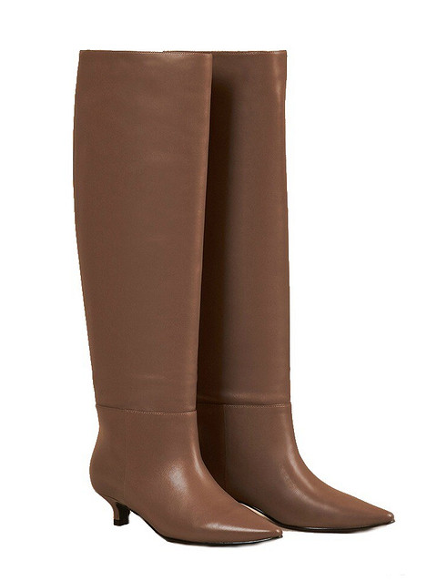 У российского бренда 12Storeez можно найти классные кожаные ботфорты светло-кофейного цвета на небольшом каблуке kitten-heel. Они легко впишутся в гардероб любой девушки, которая предпочи...