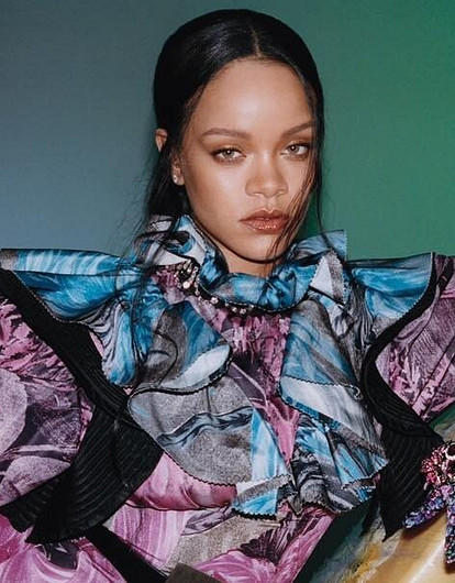 Рианна появилась на благотворительном вечере с округлившимся животом