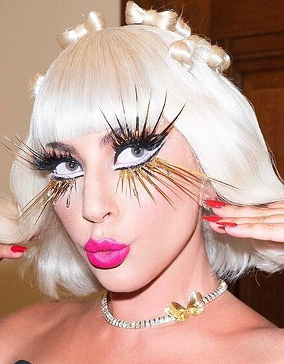 «Я никогда не чувствовала себя красивой»: Леди Гага рассказала, как страсть к макияжу изменила ее жизнь
