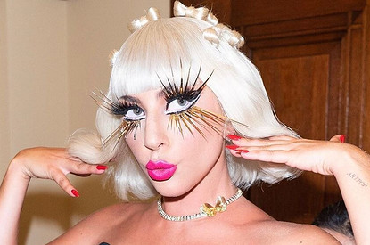 «Я никогда не чувствовала себя красивой»: Леди Гага рассказала, как страсть к макияжу изменила ее жизнь