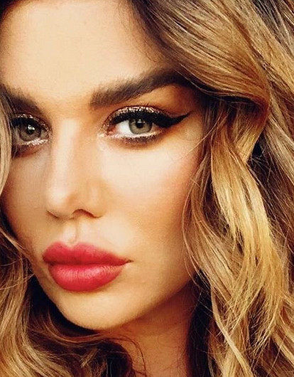 Анна Седокова впечатлила своим декольте и рассказала о главной радости