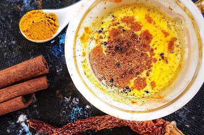 Немного аюрведы: польза золотого молока из куркумы