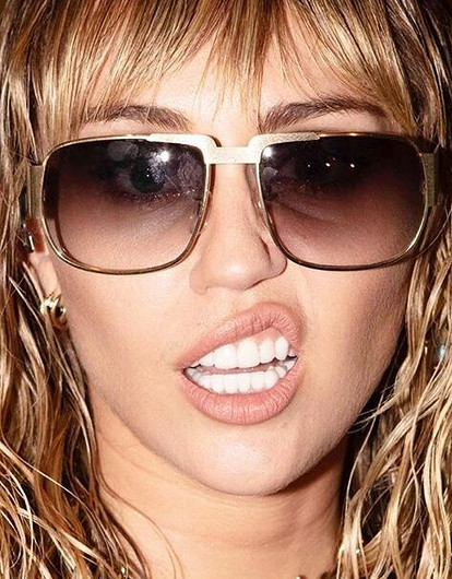 Майли Сайрус показала мускулы и грудь (видео)