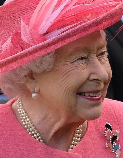 Елизавета II осталась без собственного бара из-за пьянства придворных