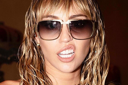 Майли Сайрус показала мускулы и грудь (видео)