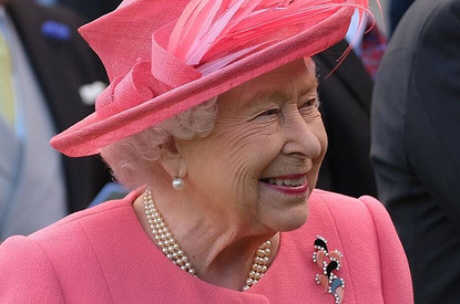 Елизавета II осталась без собственного бара из-за пьянства придворных
