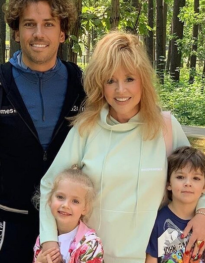 Лиза и Гарри Галкины в свой день рождения трогательно поздравили Аллу Пугачеву (видео)