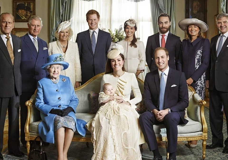 Семейная фотография на крестинах принца Джорджа. Справа - семейство Кейт Миддлтон.
