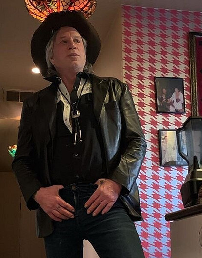 Микки Рурк хочет, чтобы его похоронили в деревне на Украине