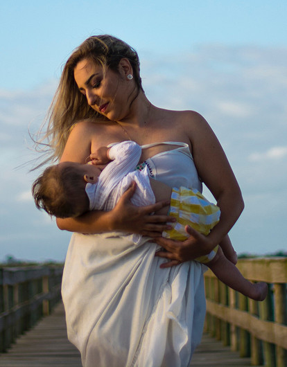 Лучшие позы для кормления новорожденных грудным молоком и лайфхаки, облегчающие этот процесс