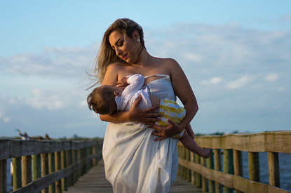 Лучшие позы для кормления новорожденных грудным молоком и лайфхаки, облегчающие этот процесс