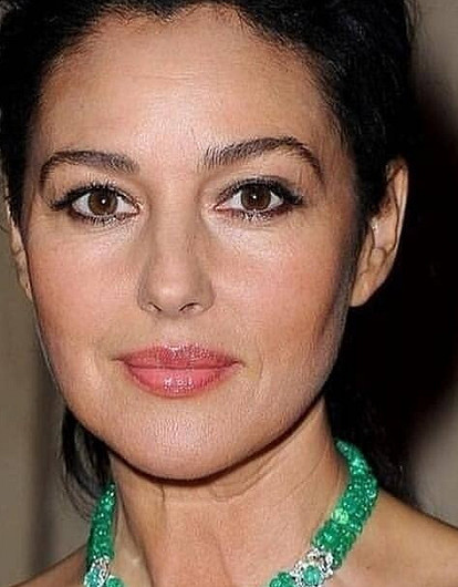 Моника Беллуччи пришла на модный показ в прозрачной блузе