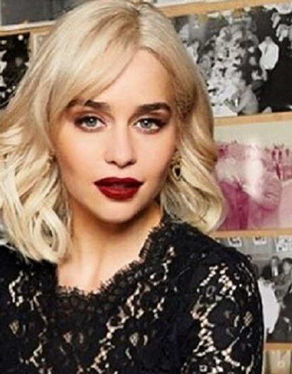 Еще откровеннее: Эмилия Кларк пришла на премию Эмми в платье с декольте до талии (видео)