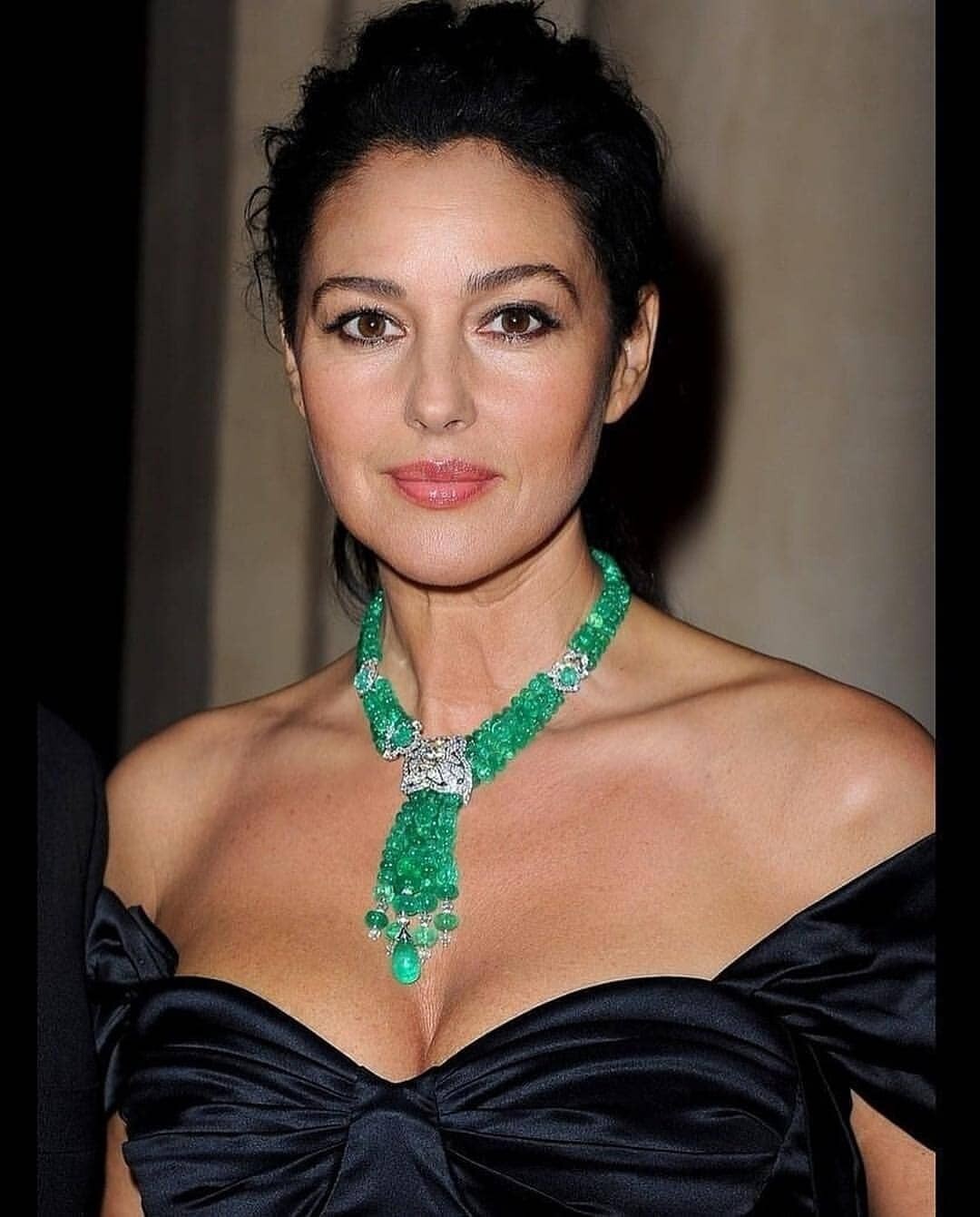 Моника Беллуччи пришла на модный показ в прозрачной блузе