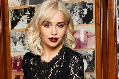 Еще откровеннее: Эмилия Кларк пришла на премию Эмми в платье с декольте до талии (видео)