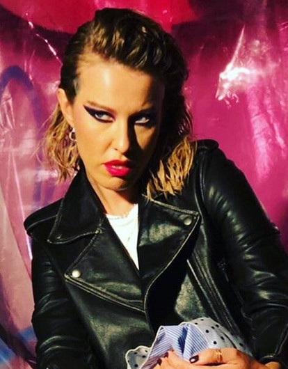 «Малахов держит корону»: Ксения Собчак показала фото с венчания