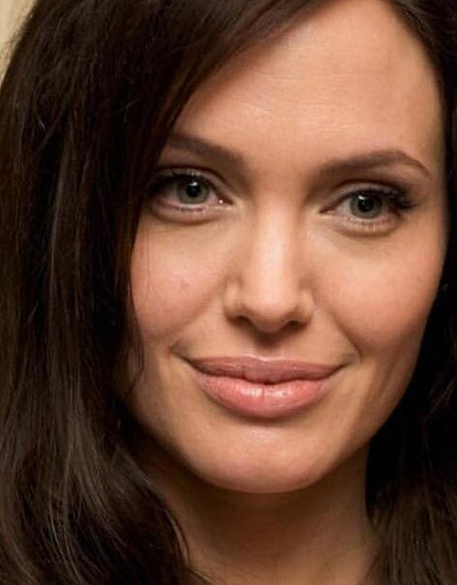 Анджелина Джоли попросила Брэда Питта держаться подальше от семьи Кардашьян