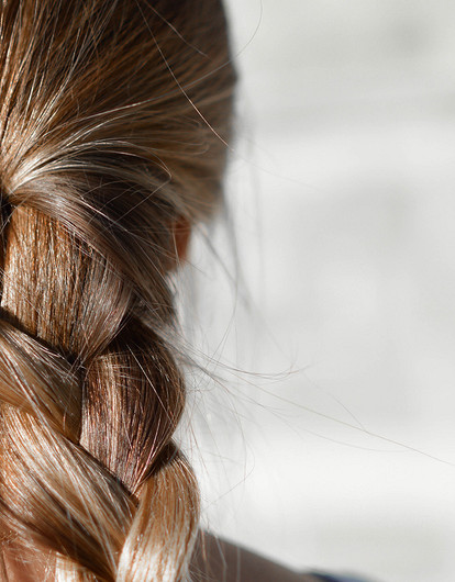 Выпадение волос после родов: 6 главных причин (и что с этим делать)