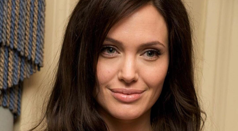 Анджелина Джоли попросила Брэда Питта держаться подальше от семьи Кардашьян