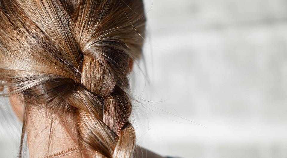 Выпадение волос после родов: 6 главных причин (и что с этим делать)