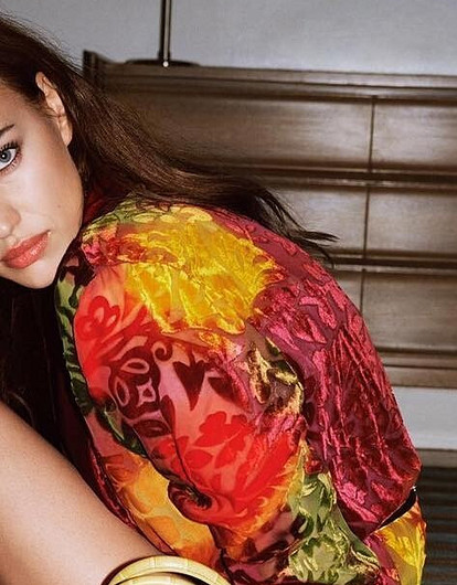 Ирина Шейк показала идеальный пресс на прогулке с дочерью