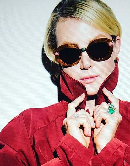 Рената Литвинова повеселилась в красной юбке на заднем сиденье машины