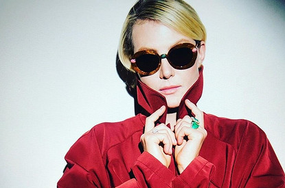 Рената Литвинова повеселилась в красной юбке на заднем сиденье машины